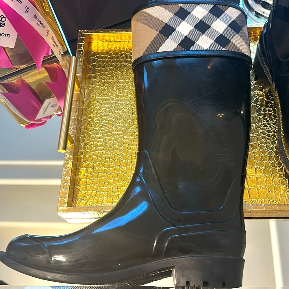 Used Burberry nova check size 9/39 rain boots⭐️ - Picture 5 of 15